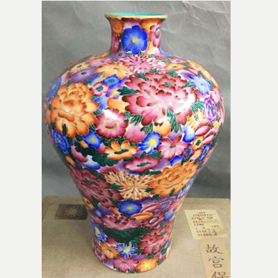 百花不落地梅瓶