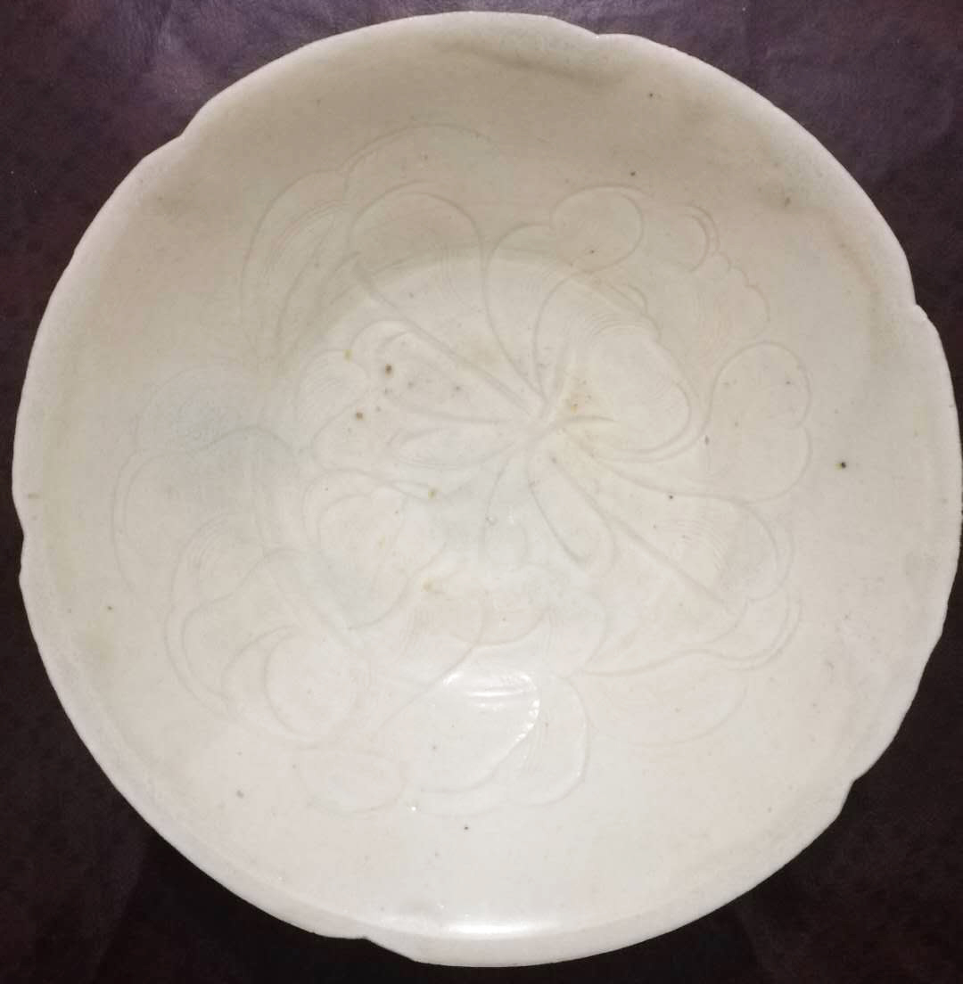 定窑白釉暗刻纹葵花口碗